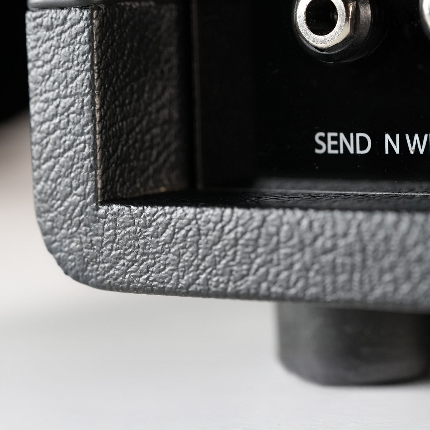 Duality 100 textured tolex corner detail