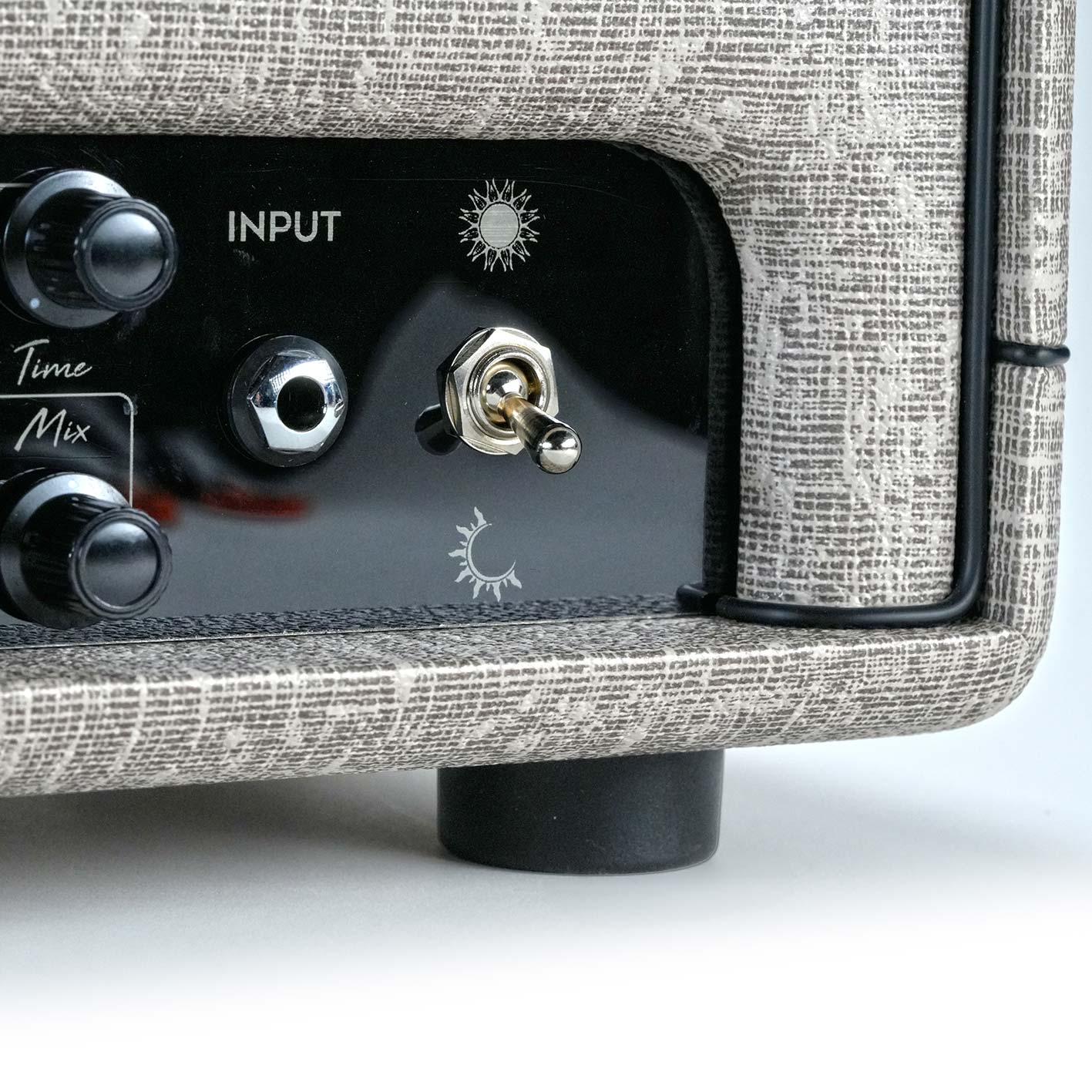 RedSeven Azary Sun/Moon voicing switch close-up – dual-voice single-channel tube amplifier
