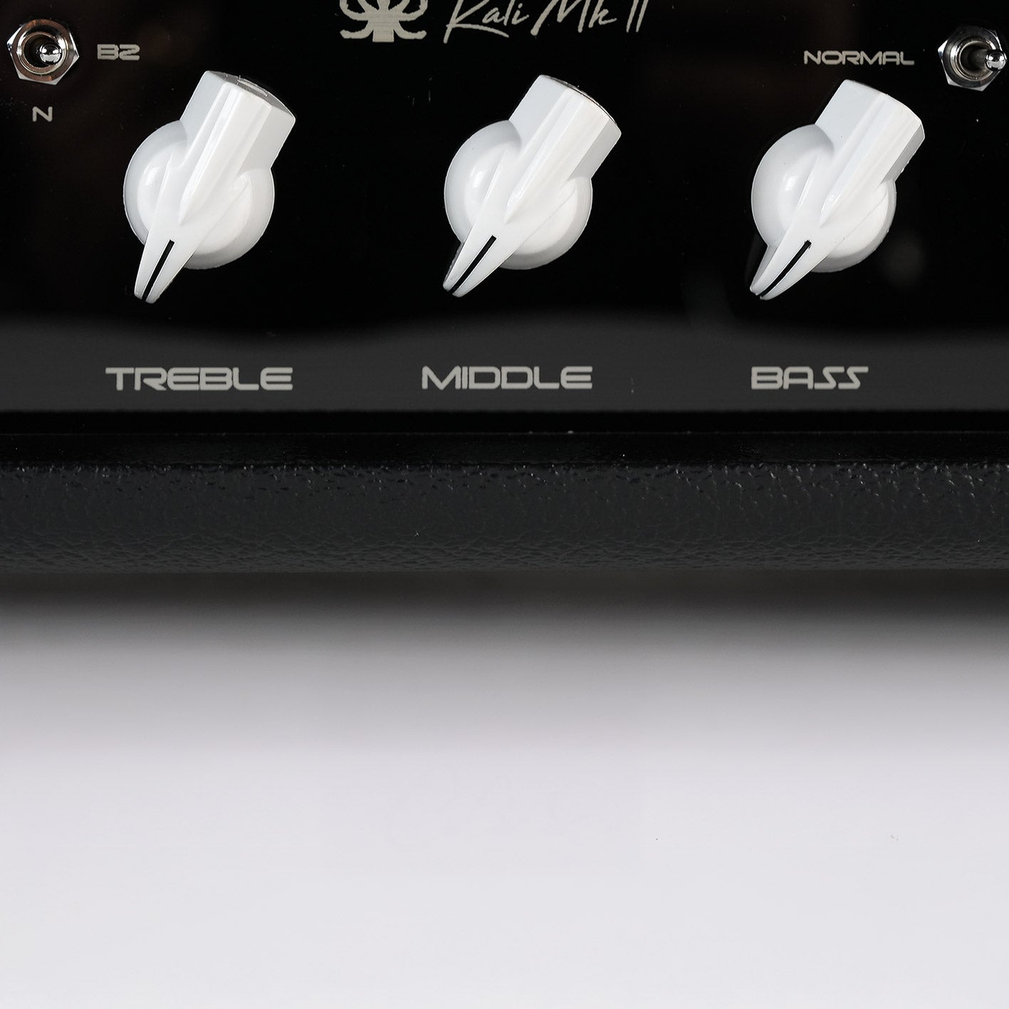 Kali MkII amplifier close-up of treble, middle and bass knobs – RedSeven Amplification