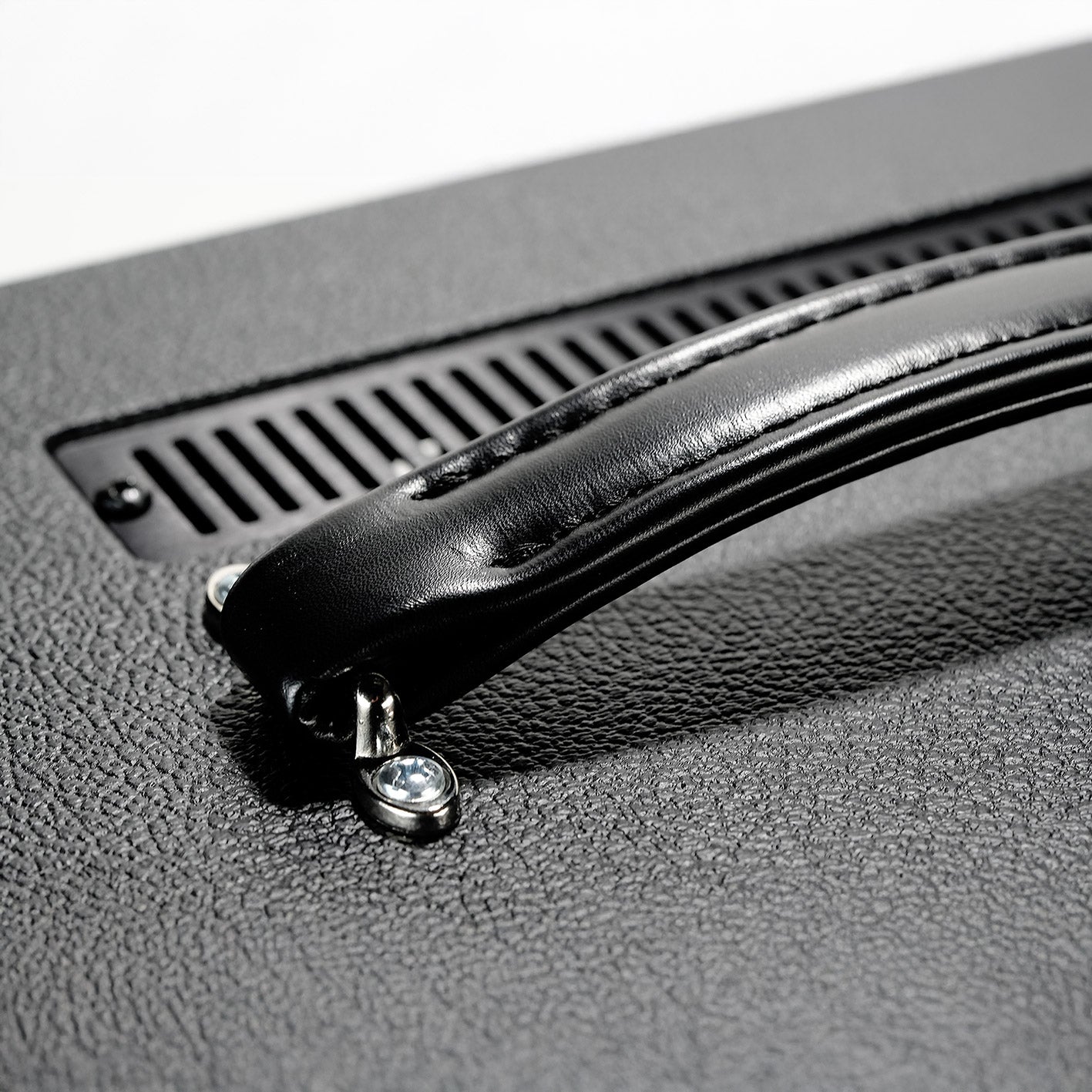 RedSeven Kali MkII amplifier top handle close-up – boutique build quality