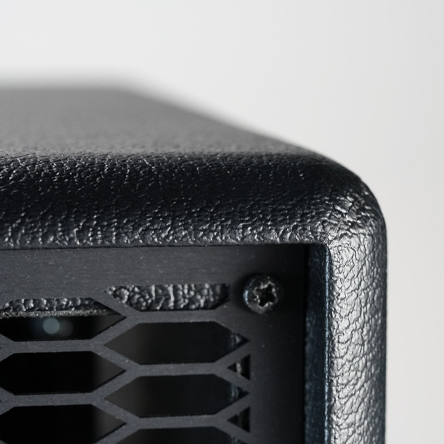 RedSeven Leviathan amp – front corner tolex texture close-up