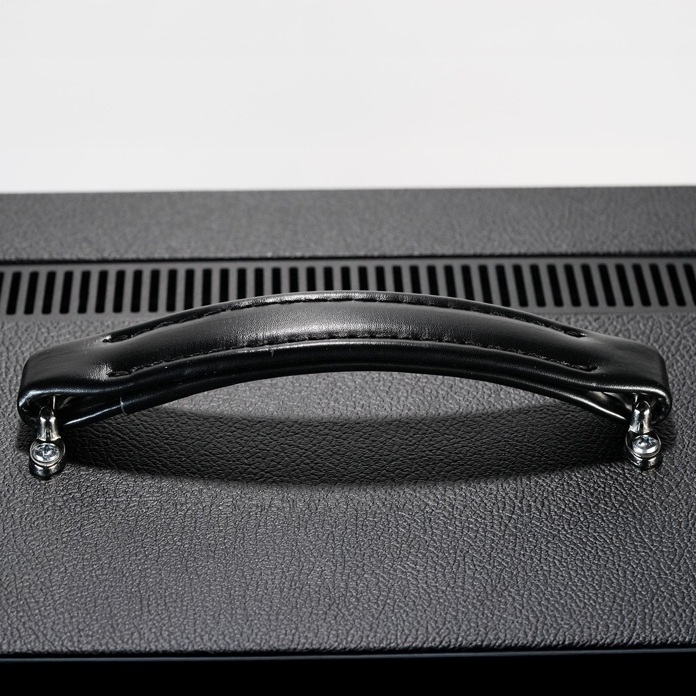 RedSeven Leviathan amplifier – top leather handle detail