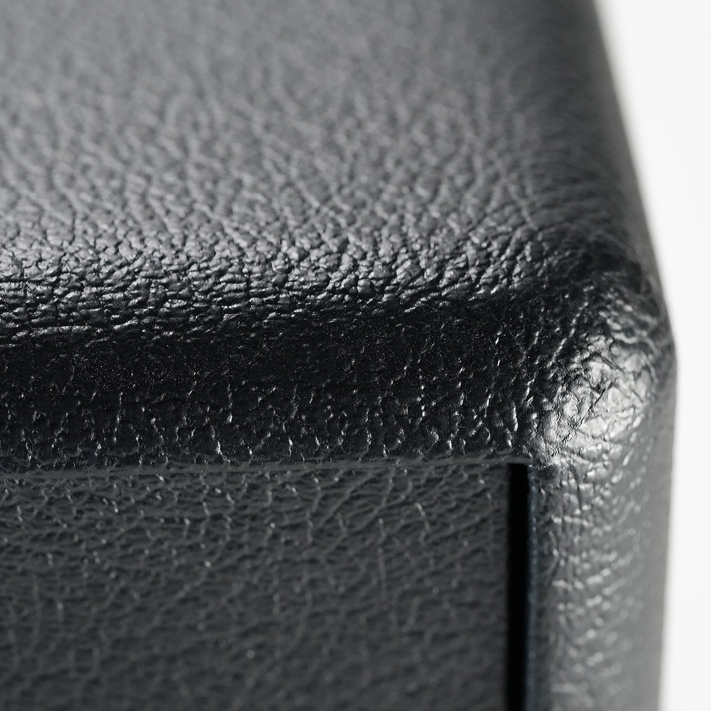 Detail of Duality 100 RS tolex texture and cabinet corner