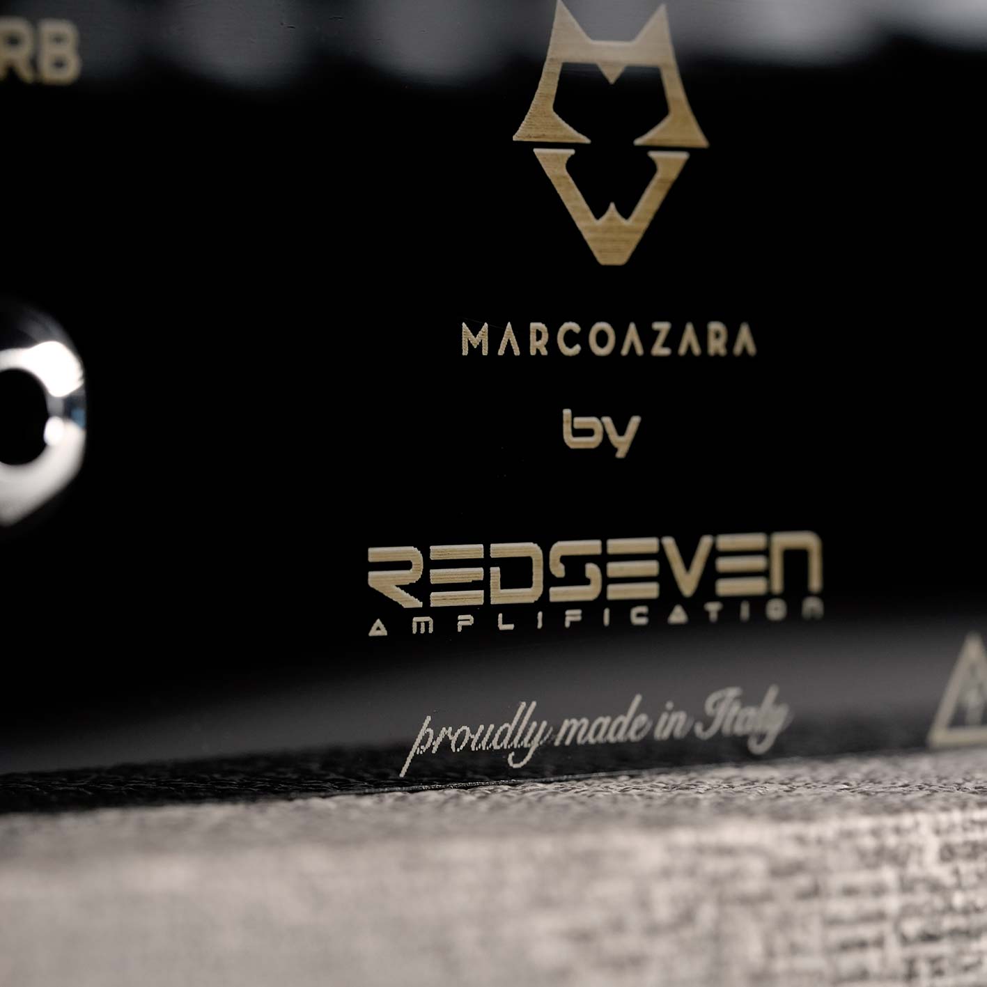 RedSeven Azary gold logo detail – handcrafted boutique tube amplifier made in Italy