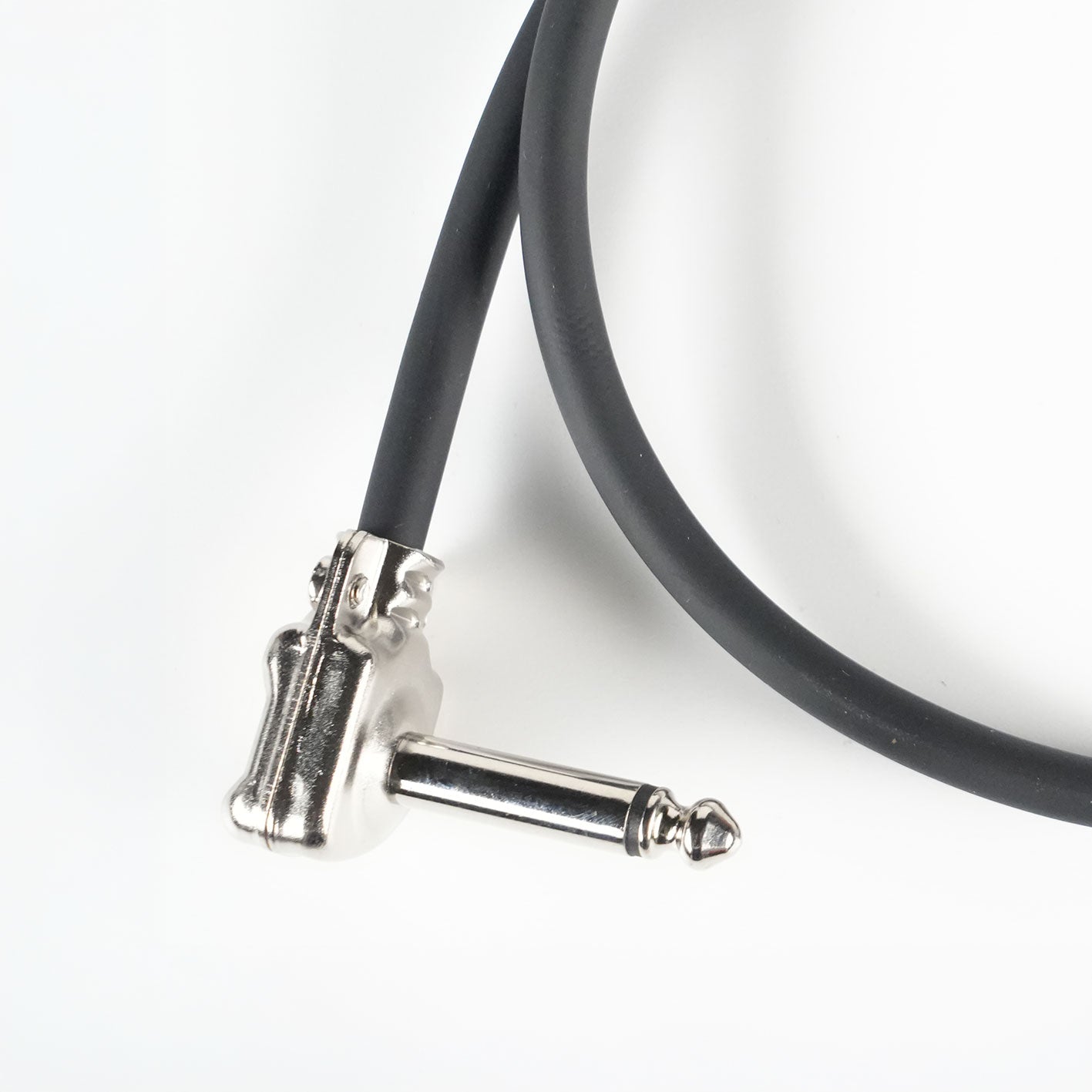 Close up of RedSeven x Cordial PATCH CABLES right angle 1 4 inch jack connector, guitar patch cable detail

