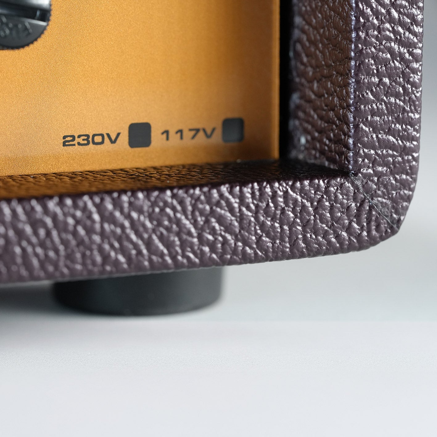 RedSeven Numero Uno voltage label detail, 230V and 117V marking close up