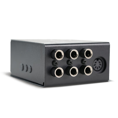 RedSeven Smart Patch connection panel close-up – six 1/4" jacks and MIDI DIN for professional pedalboard routing