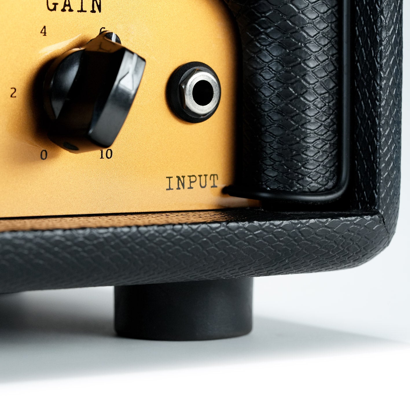 RedSeven The Dirt input jack and gain control close-up