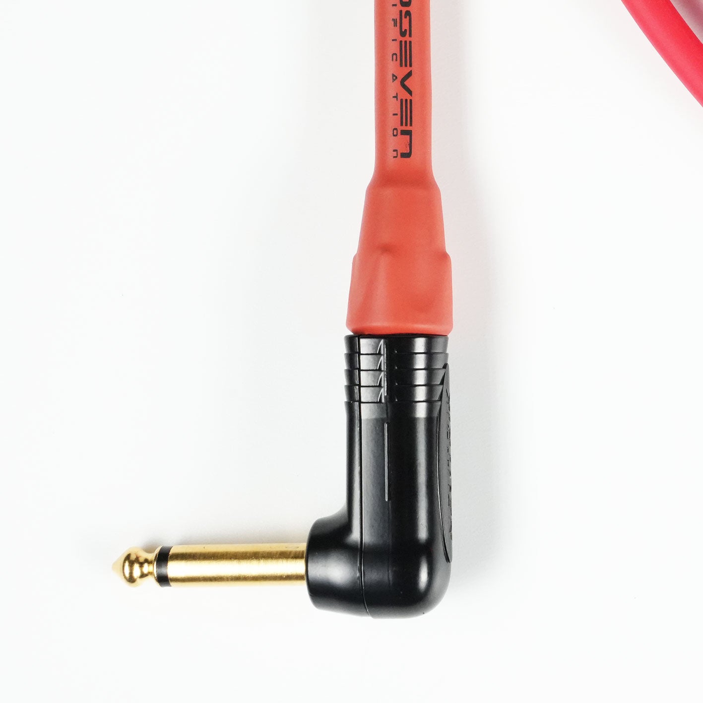 Master Signature instrument cable, RedSeven x Cordial, right angle 1,4 inch jacks, coiled cable on white background