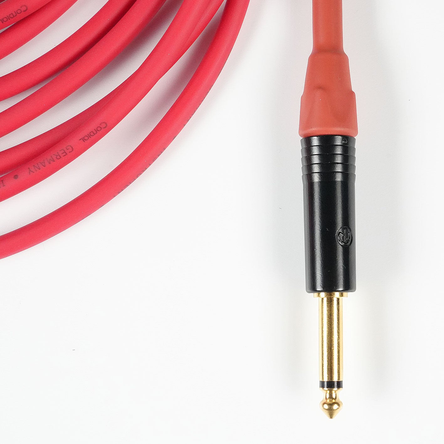 Master Signature instrument cable, RedSeven x Cordial, straight 1,4 inch jack close up, gold plated plug